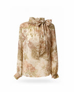 Damen Bluse mit Schleife
Vintage Bluse floral
Langarmbluse Damen elegant
La Dolce Vita Look, Damen Bluse mit Schleife – Vintage Floral Muster, Langarm, Luftig und Elegant

Bella Figura Outfit

Made in Italy Style

Femminile & elegante

Inspiriert von Italien

Florale Eleganz aus Italien

Mediterraner Modestil