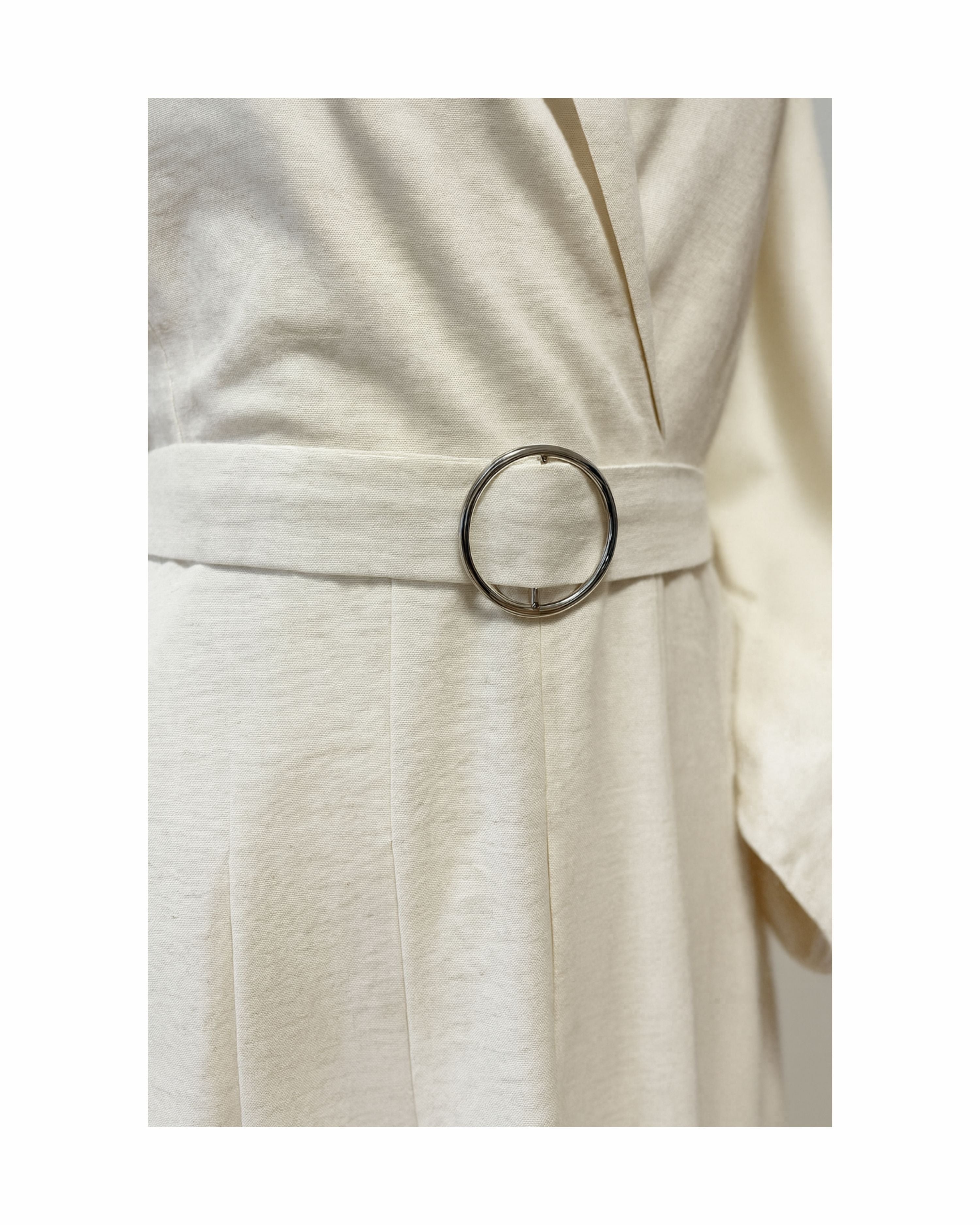 Tailliertes Kleid
Kleid mit Gürtel
Hemdblusenkleid
V-Ausschnitt Kleid
Faltenrock Kleid