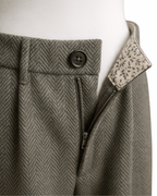 Wide Leg Hose grau

Stoffhose mit Bundfalten

graue Culotte elegant

graue High Waist Hose mit weitem Bein

elegante graue Hose passend zur Weste

Damen Stoffhose Fischgrät mit Wollanteil