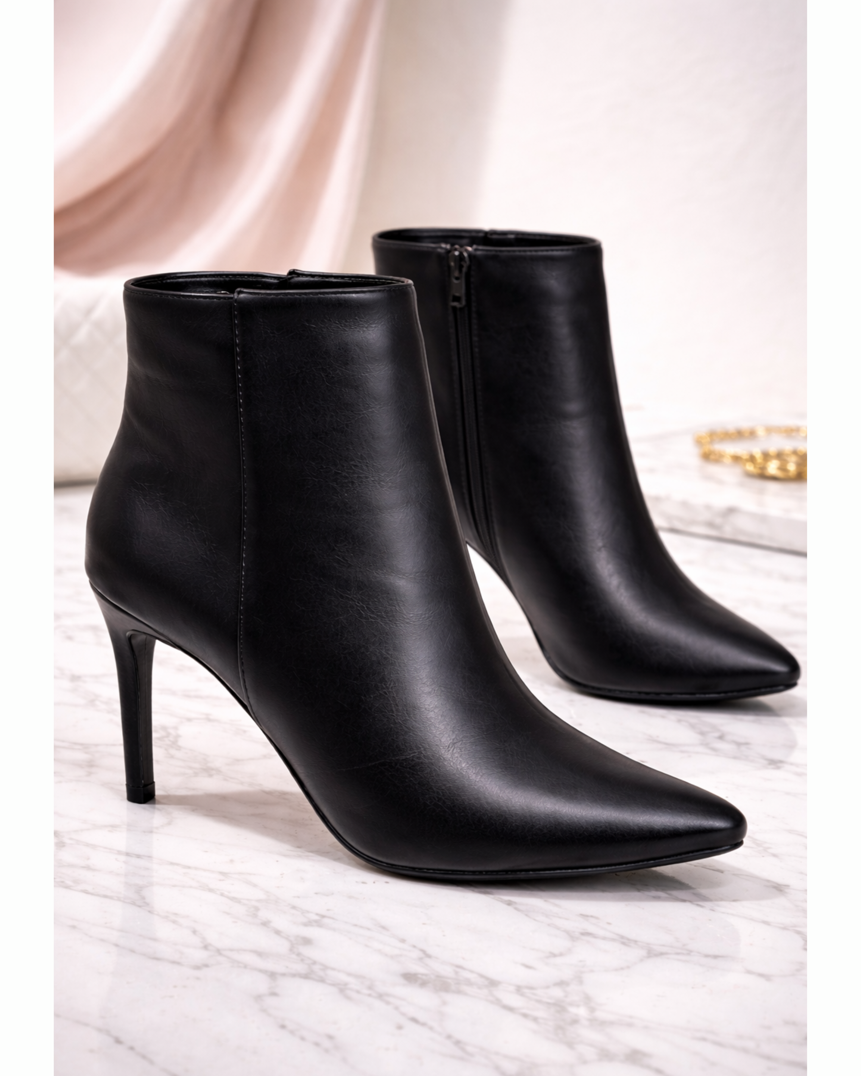 Schwarze Ankle Boots

Stiefeletten Damen schwarz

Absatzstiefeletten Damen

Schwarze Boots Damen

Elegante Stiefeletten

Spitz zulaufende Stiefeletten

Damen Schuhe mit Absatz

High Heel Boots Damen

Klassische Ankle Boots

Damenstiefel schwarz

Business Schuhe Damen

Abendstiefeletten

Modische Damenboots

Zeitlose Stiefeletten

Schuhe für Herbst & Winter

Glatte Lederoptik Boots

Elegante Damenschuhe