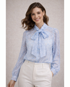 Bluse Damen, Damenbluse elegant, Bluse mit Schleife, Bluse mit Schleifenkragen, transparente Bluse Damen, feminine Damenbluse, elegante Bluse Damen, Bluse mit langen Ärmeln, Bluse für Büro und Alltag, festliche Bluse Damen, modische Damenbluse, zeitlose Damenbluse, Bluse mit Muster, elegante Bluse für besondere Anlässe