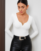 Weißes Longsleeve Damen

Oberteil goldener V-Ausschnitt

Elegantes Shirt Damen weiß

Figurbetontes Longsleeve Damen

Damen Oberteil weiß elegant

Longsleeve V-Ausschnitt gold

Italienische Mode Damen Oberteil

Basic Shirt Damen weiß