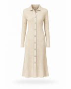 Strickkleid Damen elegant
Midikleid Herbst Winter
Strickkleid Damen Langarm – Elegantes Rippstrick-Midikleid mit Perlenknöpfen in Beige