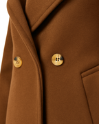 Mantel für modebewusste Frauen
femininer Mantel mit Taillenschnitt
Mantel für Business und Alltag
stilvoller Mantel für Damen
Trend-Mantel 2025