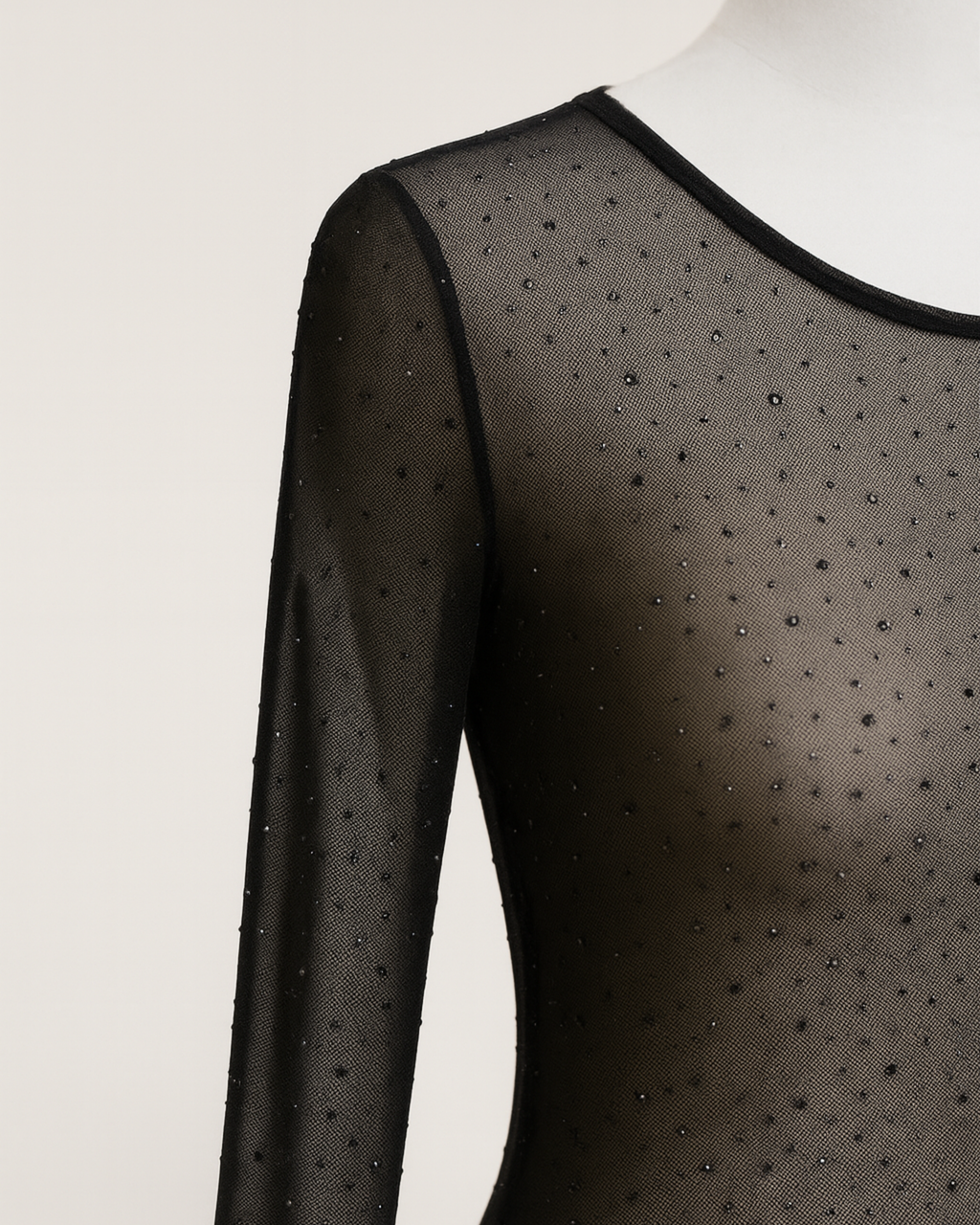 #glitzertop

#meshshirt

#partyoutfit

#abendlook

#glamstyle

#boutiquestyle

#juparostyle

#fashionluxury

#nightoutlook

#damenmode2025