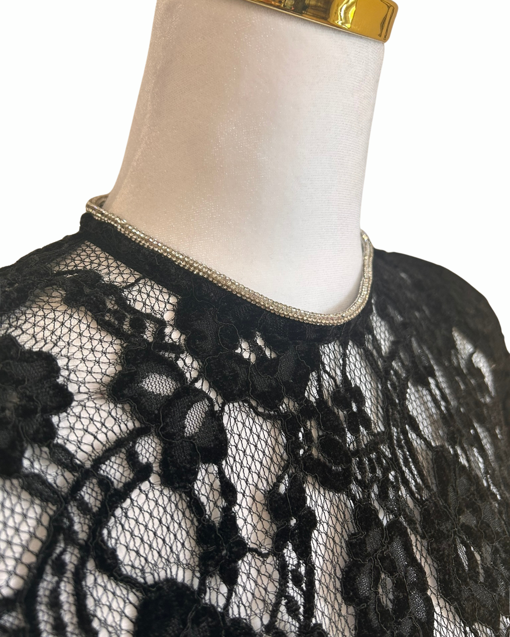 Lace Body Black

Damenbody elegant

Sexy Spitzenbody Damen

Body unter Blazer Damen

Party Outfit Damen Spitze