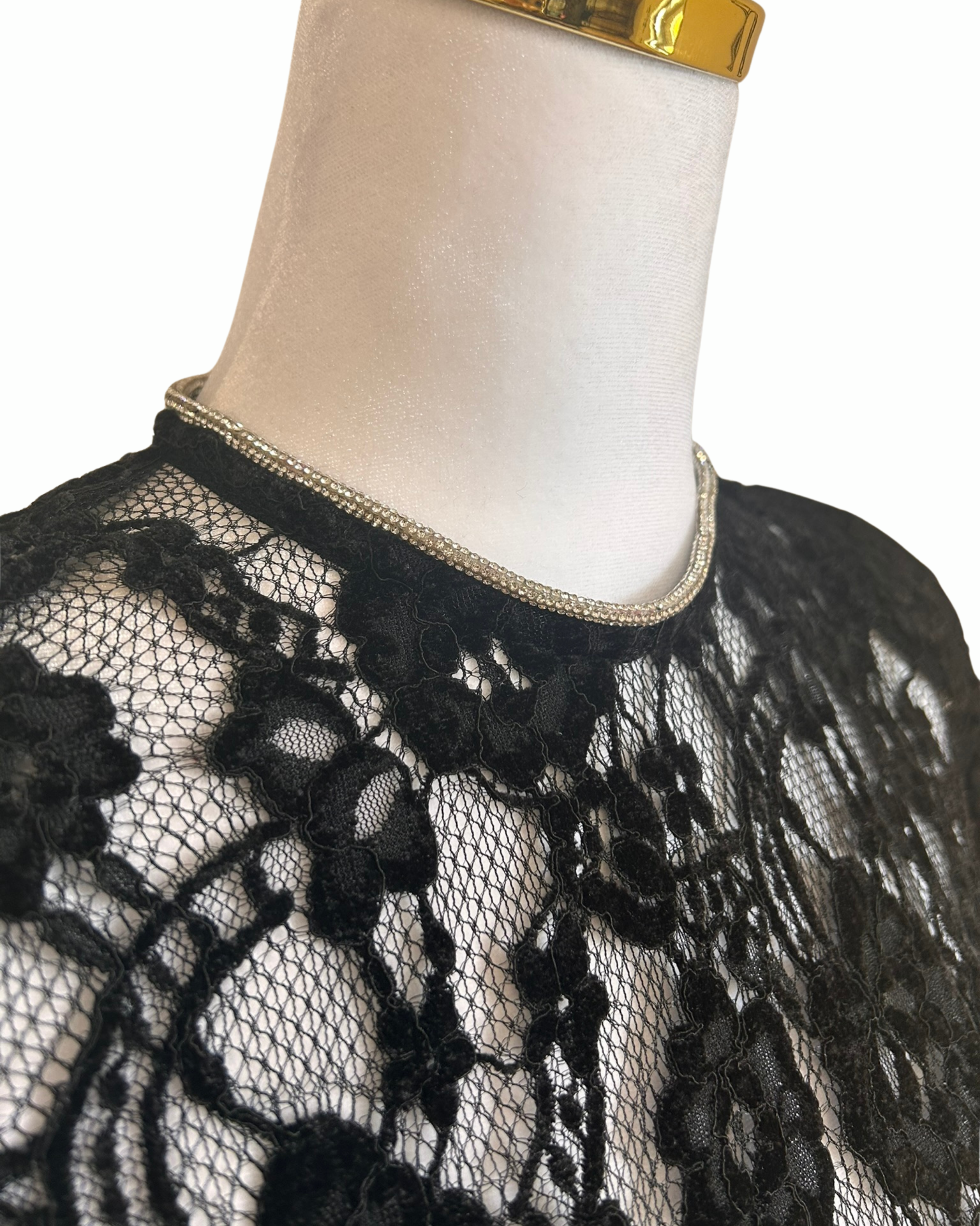 Lace Body Black

Damenbody elegant

Sexy Spitzenbody Damen

Body unter Blazer Damen

Party Outfit Damen Spitze