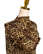 Leo Body Damen

Leoparden Body

Damenbody Leo Muster

Body mit Raffungen

Figurbetonter Body

Langarm Body Damen