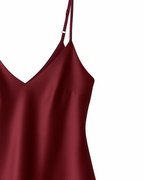 Edles Satin-Unterkleid in Bordeaux mit feinem Spitzenabschluss. Weich fallend, feminin & elegant – perfekt als Nachtkleid oder Dessous. Jetzt entdecken bei Juparo.